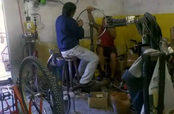 Le robaron una bici a los bicisoñadores pero el viaje sigue adelante