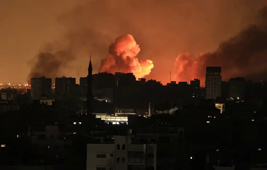 Israel BOMBARDEA DÍA Y NOCHE a Gaza: multiplica señales de inminente invasión
