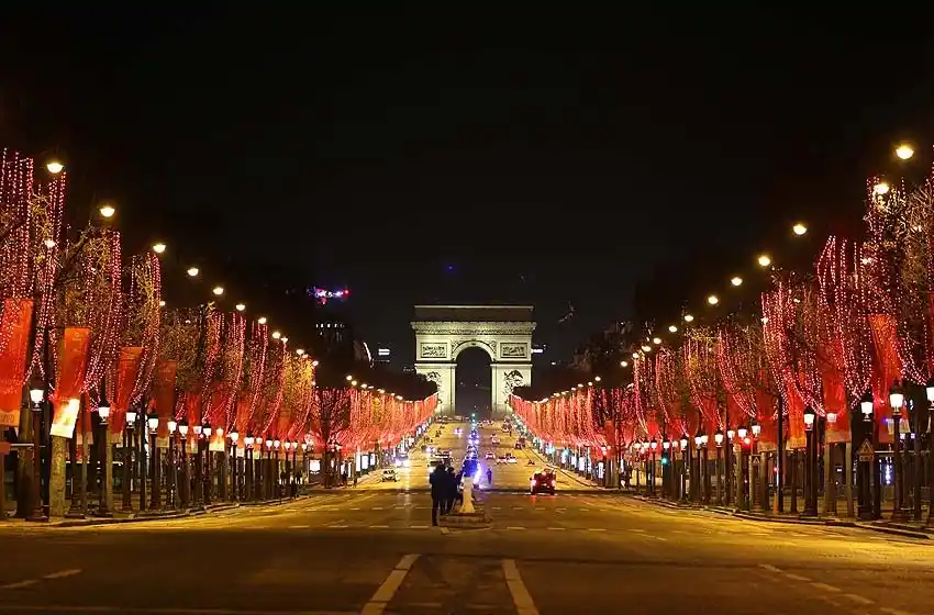 Poca pirotecnia, más cautela y menos festejos: así recibió el mundo el 2021