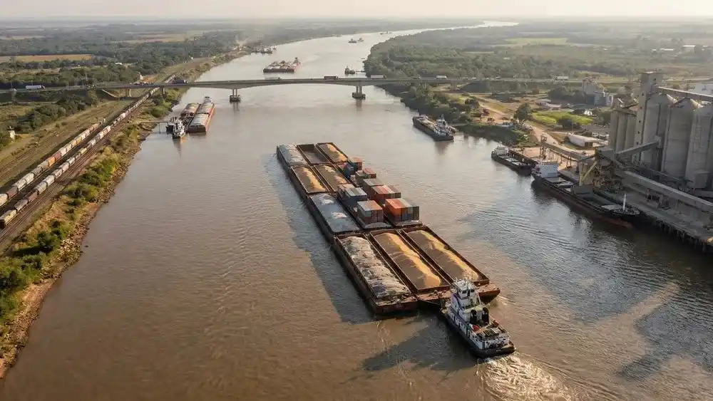 El nuevo modelo incluye una reducción del 13,5% en los peajes fluviales y el comienzo de obras de profundización del canal.