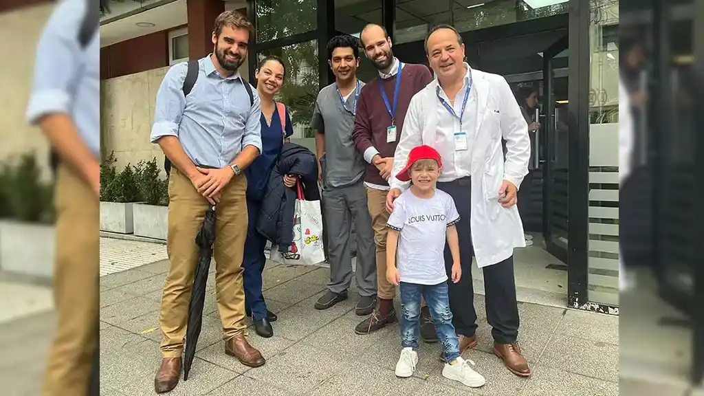 Familia del niño con los médicos