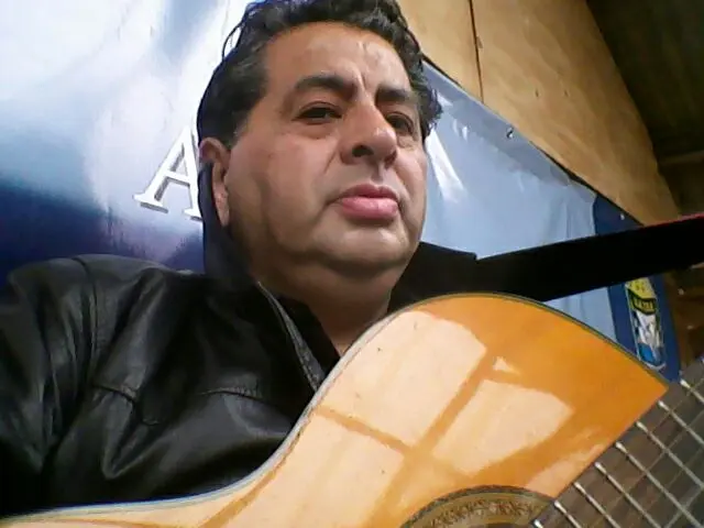 Alumnos de una escuela de guitarra brindan un show