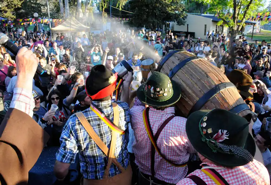 Bajo una lluvia de cerveza, quedó inaugurada la tercera edición del Oktoberfest