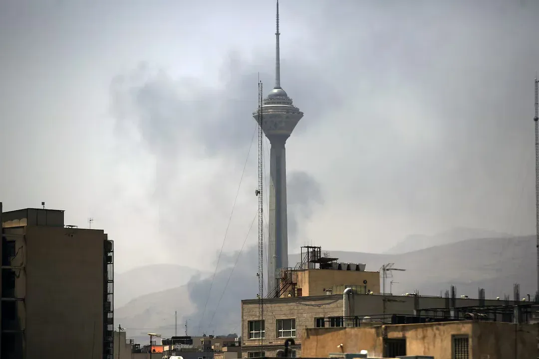 Tras los bombardeos ordenados por Donald Trump y las fuerzas israelíes, un misil impactó en una escuela de Minab dejando un saldo de 24 víctimas fatales.