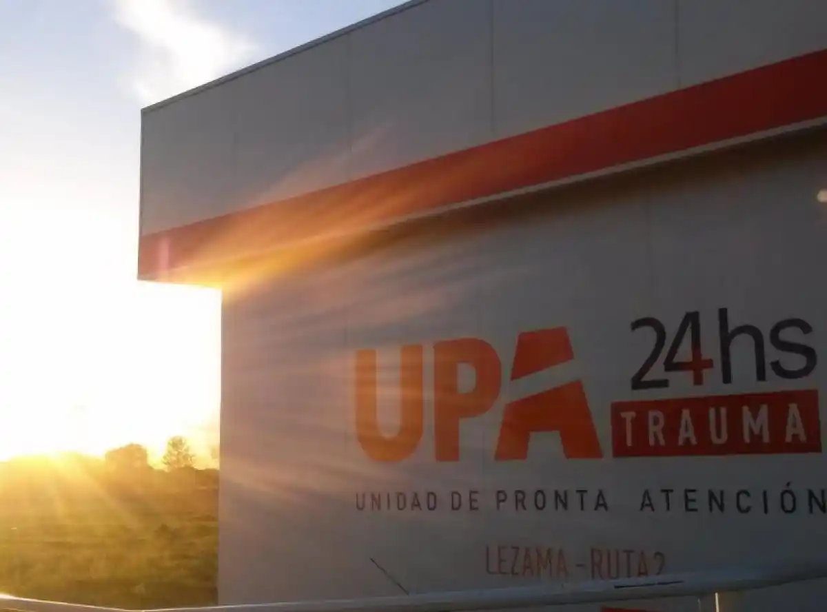 Lezama: un muerto y tres personas gravemente heridas tras chocar un auto y un camión