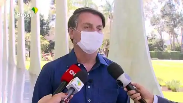 Demandarán a Bolsonaro por poner en riesgo a periodistas al anunciar su positivo