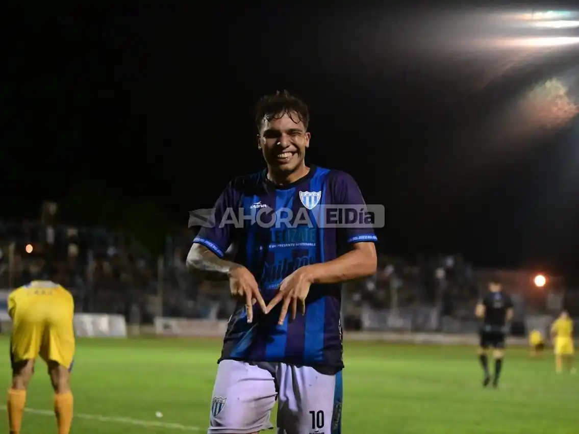Lucas Núñez celebra ante la cámara su gol para el 2-0 parcial de Juventud (Crédito: MR Fotografía).