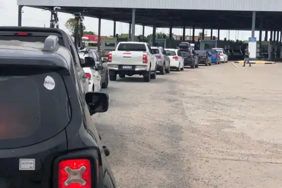Largas filas para cruzar el puente San Martín y demoras en Zárate