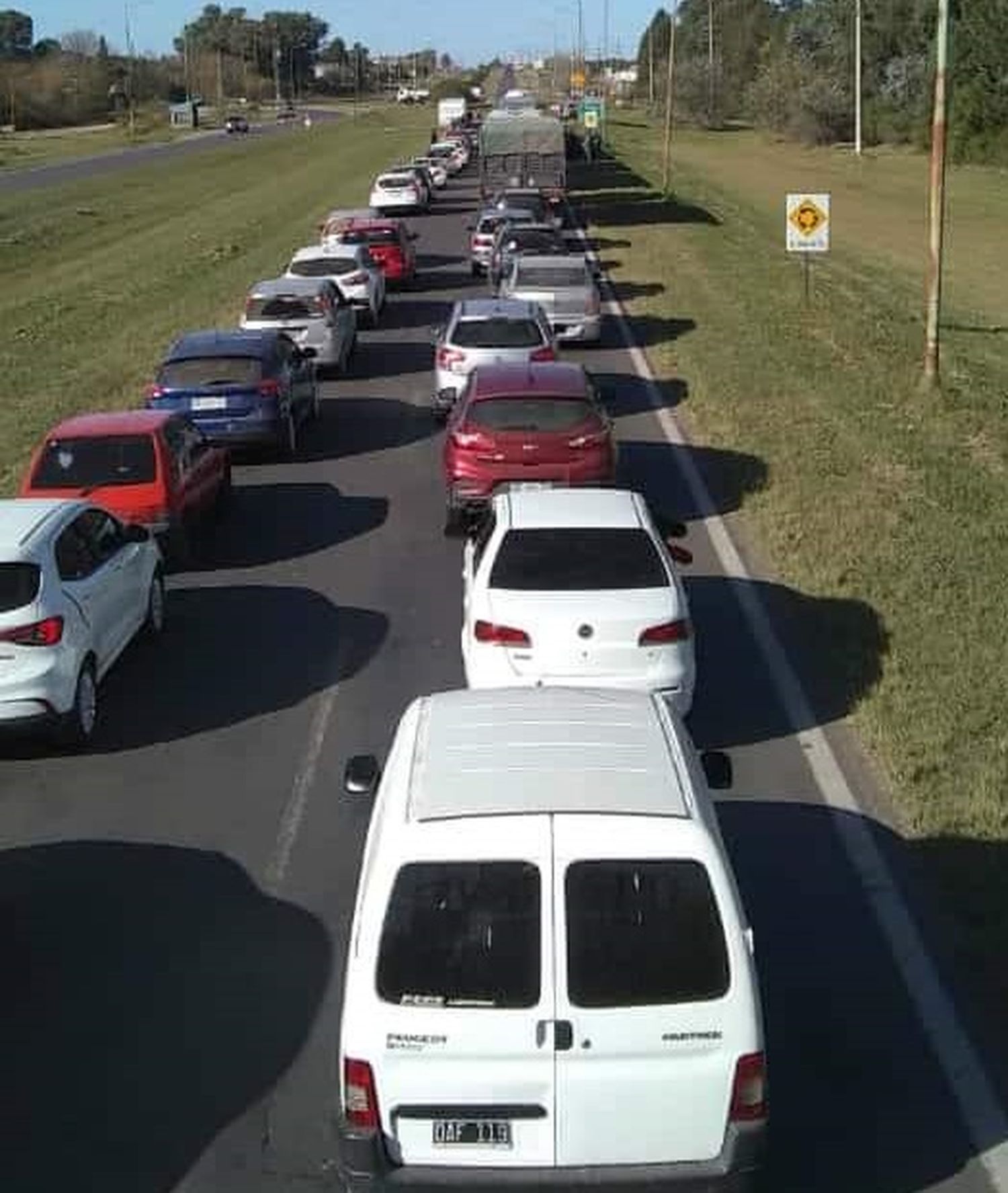 Tras los cambios, se formaron largas colas en el Acceso Sur a la ciudad