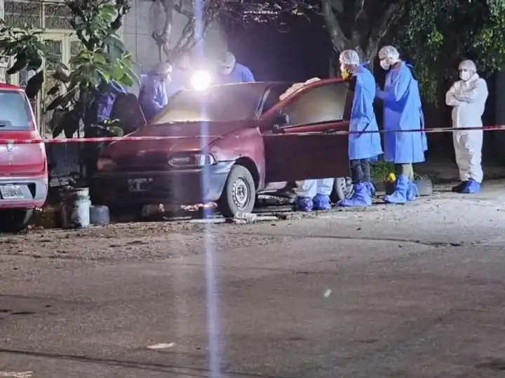 Los peritos trabajaron en el lugar donde fue hallado el vehículo incendiado con el cuerpo de la víctima en su interior.