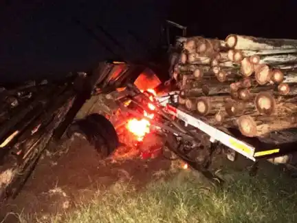 Un camión se incendió tras colisionar en la Ruta 14