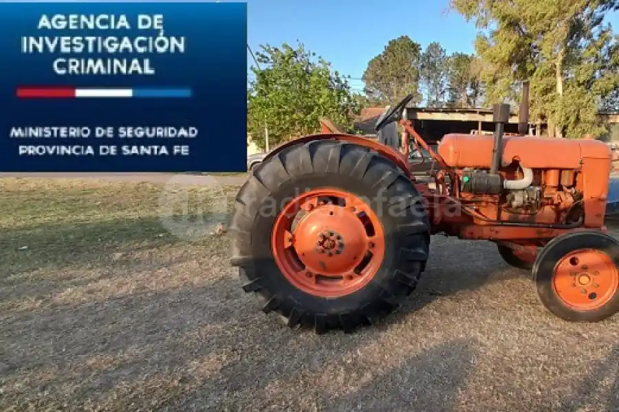 En un predio sobre RN34, encontraron un tractor con pedido de secuestro