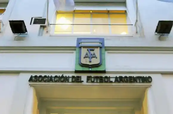 La AFA llora, pero no paga: el Gobierno actualiza aportes y los clubes rechazan perder sus privilegios