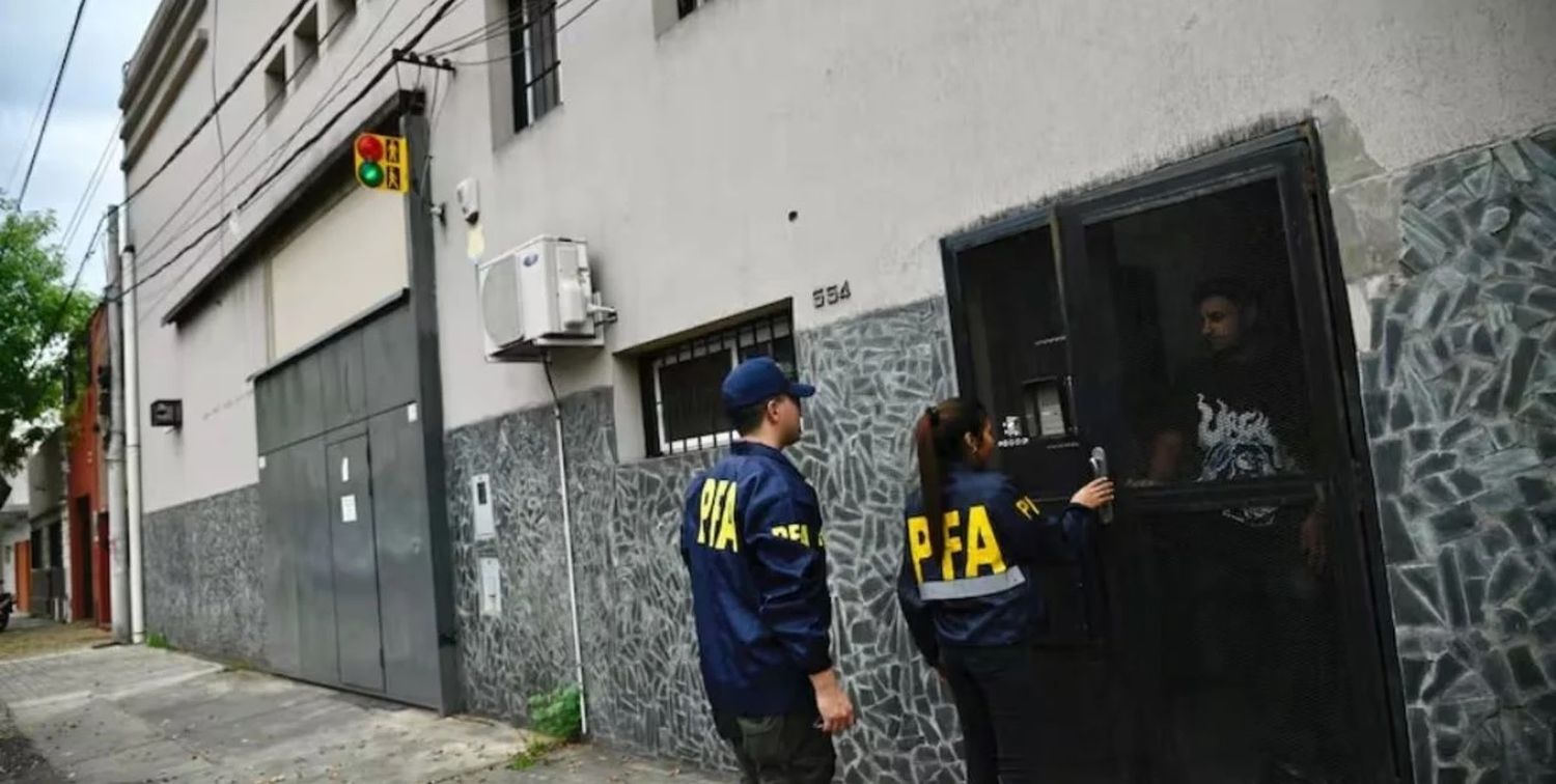 El allanamiento en la droguería Nueva Era es la primera medida dictada por el juzgado federal de La Plata. Crédito: Marcelo Manera