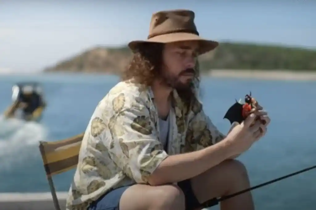 VIDEO. Publicidad viral y polémica donde “comen” un sándwich de murciélago