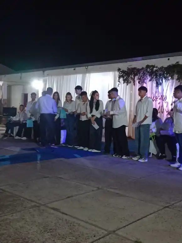 Del aula al oficio: nuevos egresados del secundario en la Escuela Municipal “Rogelio Martínez”