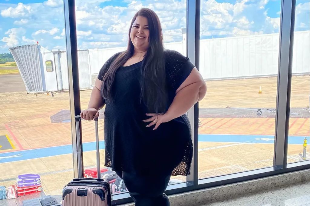 Escándalo: una modelo plus size denunció que no la dejaron viajar en avión por ser “demasiado gorda”