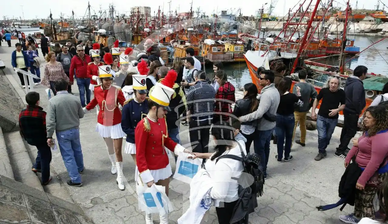 Agasajo a los turistas que visitaron la Banquina de Pescadores