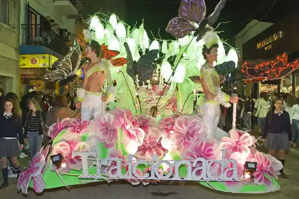 Presentan el 55º Desfile Nacional de Carrozas Estudiantiles en Paraná