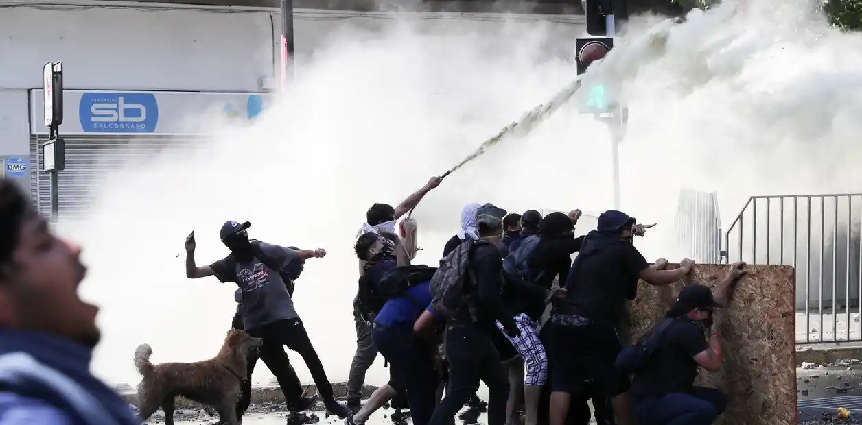 Casi un mes de caos social en Chile: Continúan los saqueos e incendios