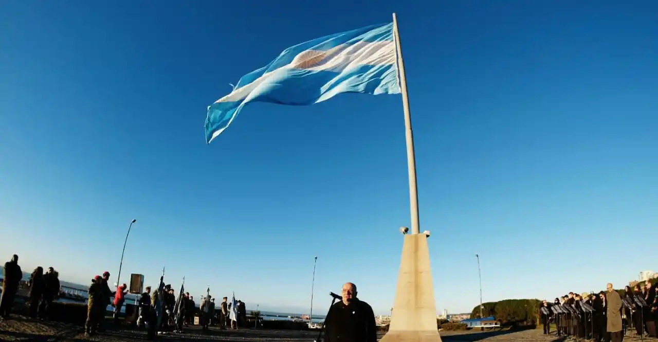 Polémica por el izamiento de la bandera en el acto del 20 de junio