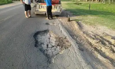 Baradero: Cansado de los pozos, concejal massista tomó una pala y tapó baches de la Ruta 41