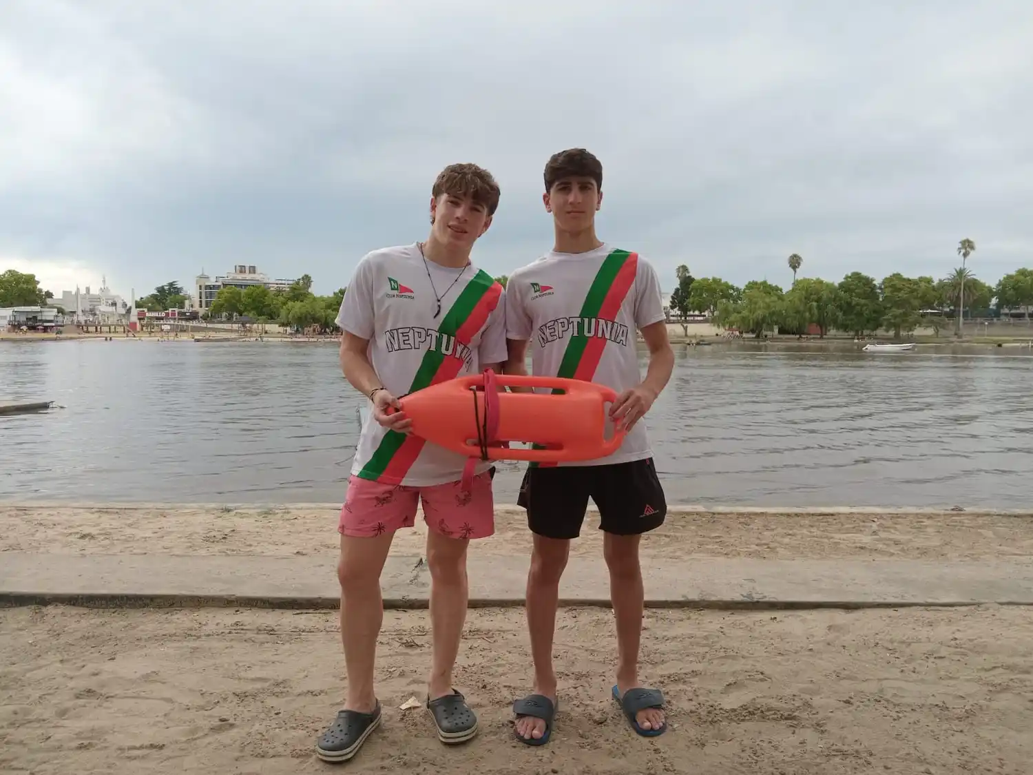Bruno y Valentino Macherone Almirón desde la playa del club Neptunia.