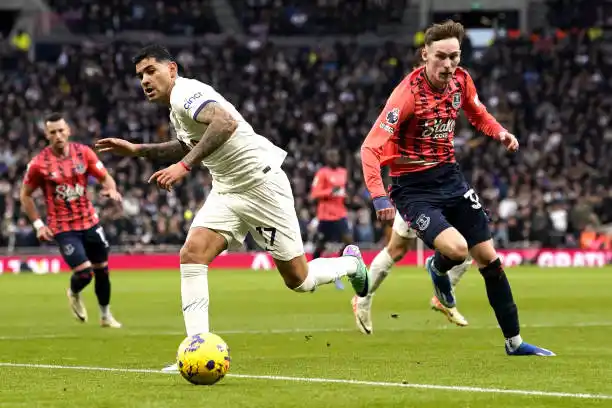 “Cuti” Romero en acción ante Everton.