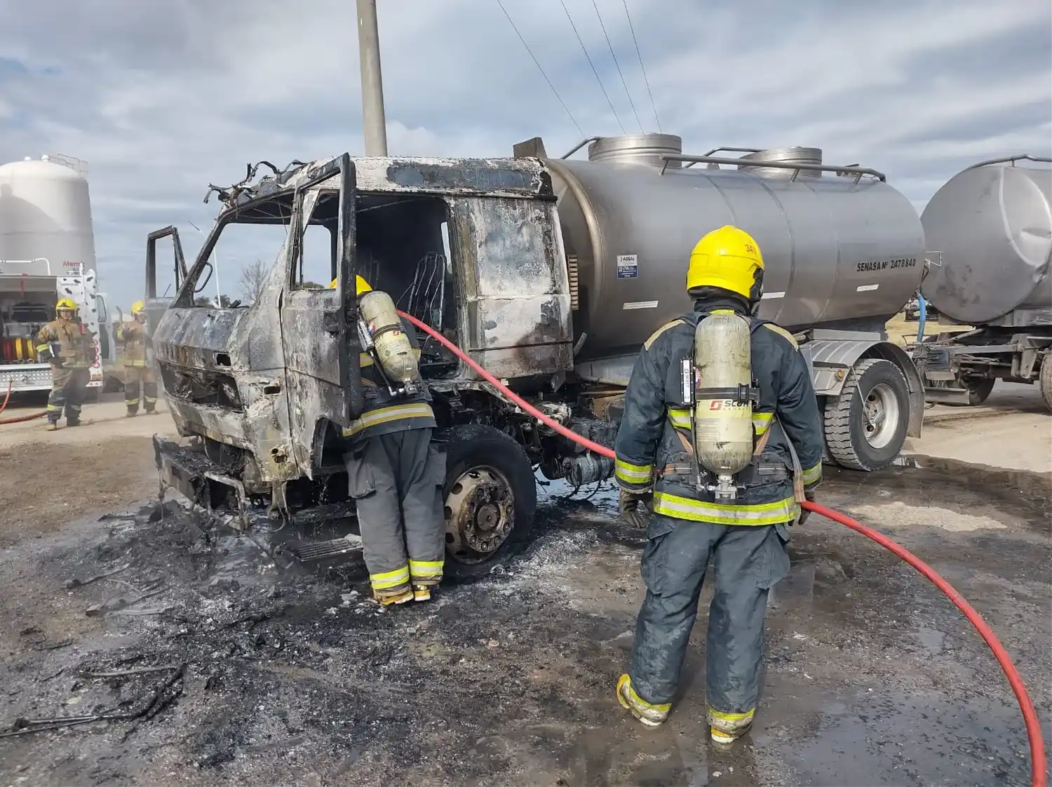 Bomberos sofocaron el incendio de la cabina de un camión lechero en Morteros - 2