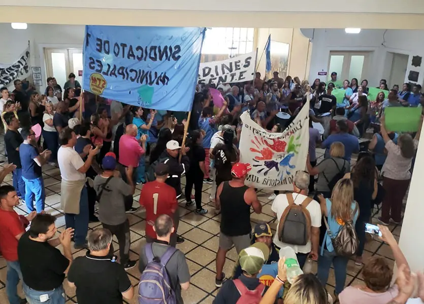 Incómoda protesta en las puertas del despacho del intendente Rojas