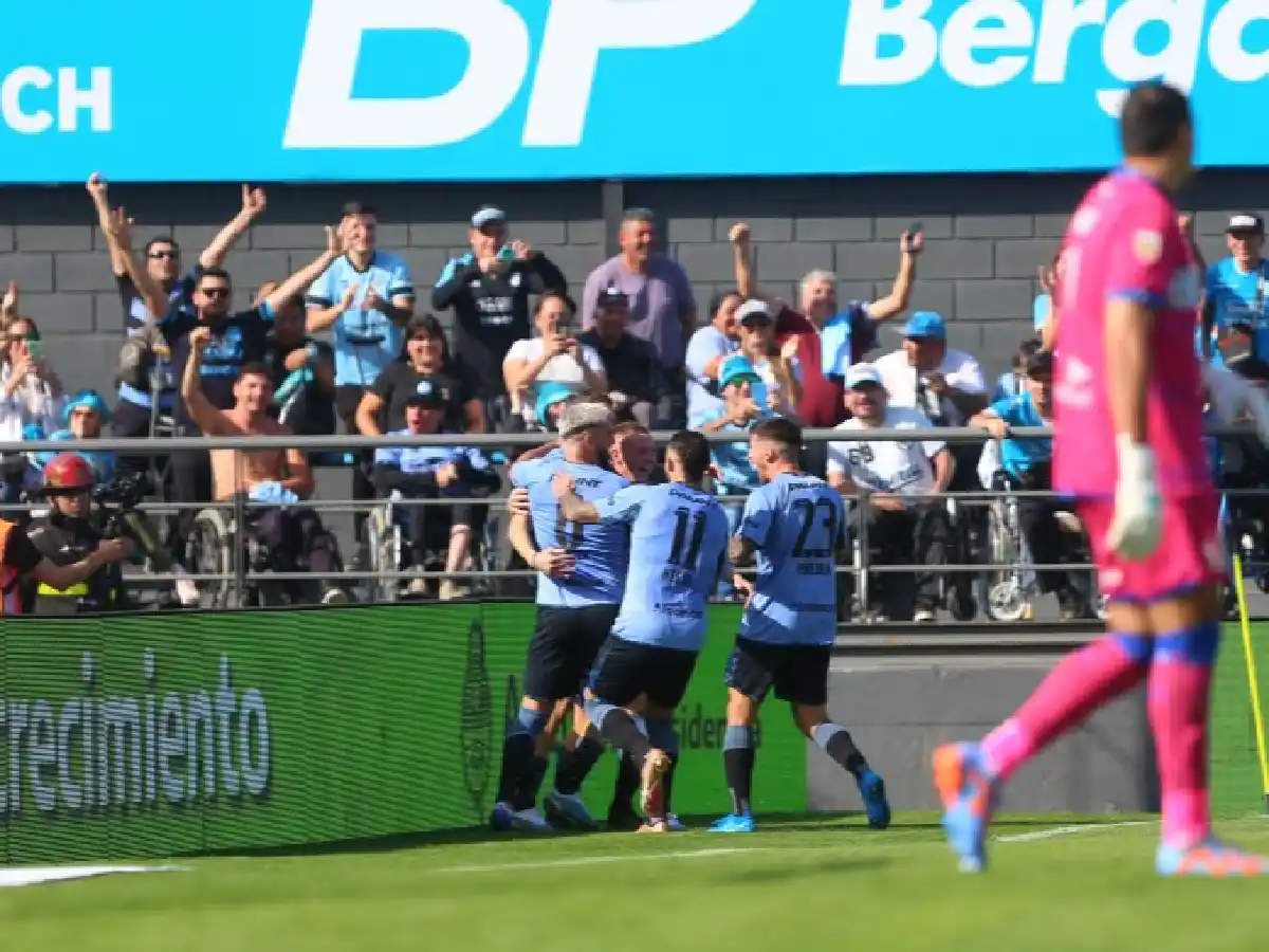 Belgrano le ganó a Vélez y se mantiene entre los diez primeros