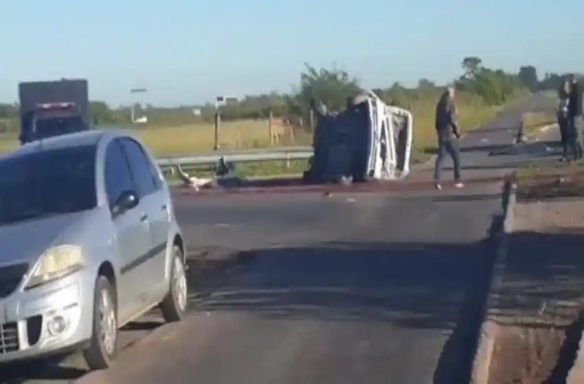 Tres jóvenes murieron luego de volcar un auto en el que viajaban siete personas en la autopista Rosario- Santa Fe
