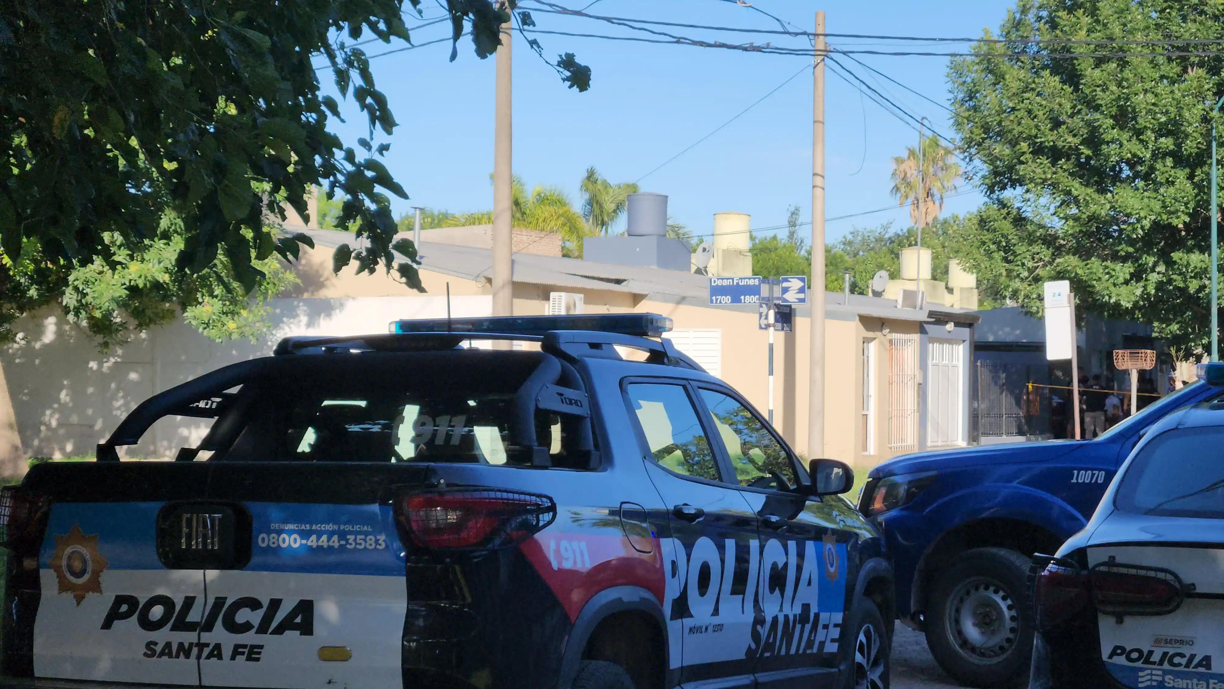 Fuerte accidente entre un auto y una moto, dejó a dos personas lesionadas