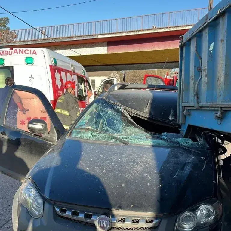 Choque entre un auto y un camión en el Acceso Sur de Rosario: un conductor recibió asistencia médica