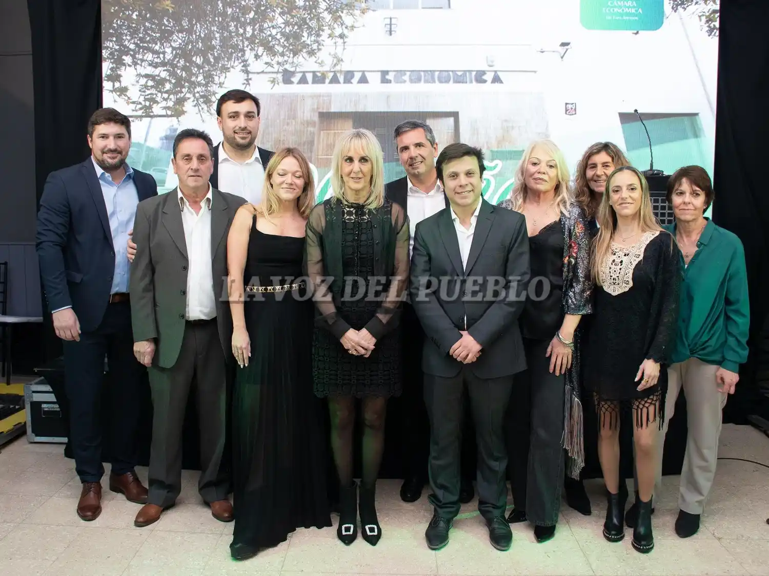 Integrantes de la comisión directiva de la Cámara Económica, que preside Ramona Maciel. La fotografía fue tomada el año pasado, en los festejos por el centenario
