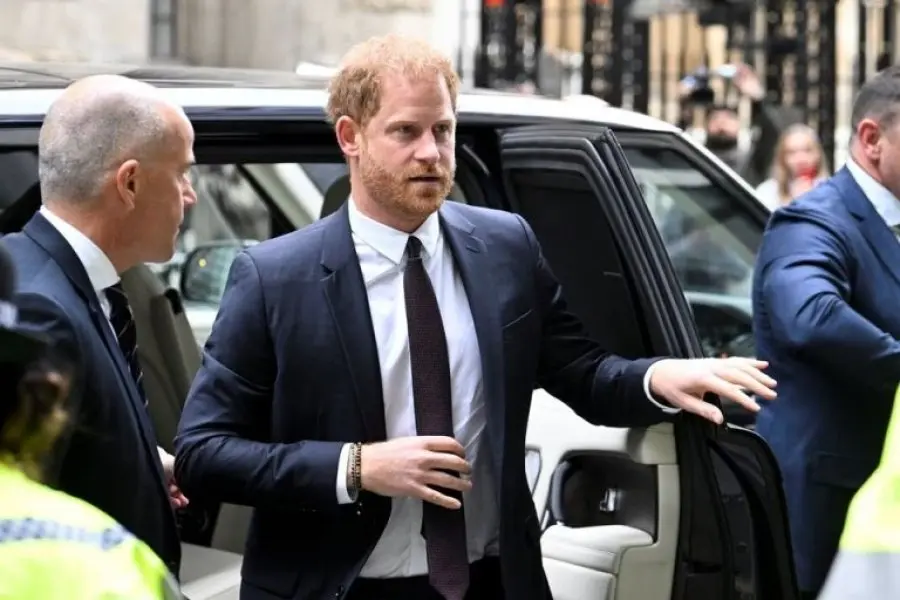 El príncipe Harry comenzó a declarar en su demanda contra el editor de un diario
