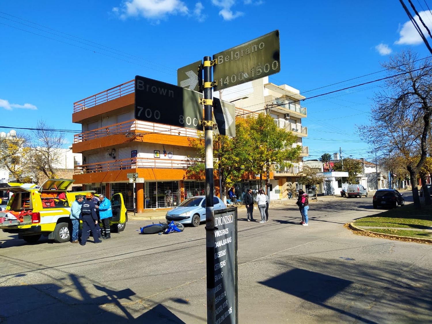 Fuerte choque entre un automóvil que circulaba en sentido prohibido y una motocicleta con dos ocupantes.