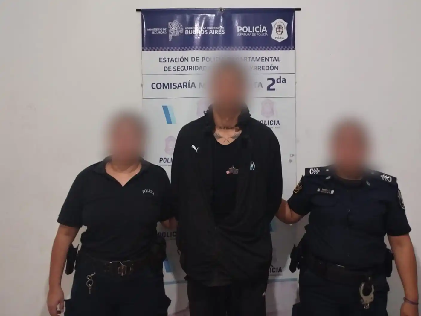 Entre los elementos secuestrados se encontraban una corta cadenas, una llave francesa, una barreta, guantes y un pasamontañas.