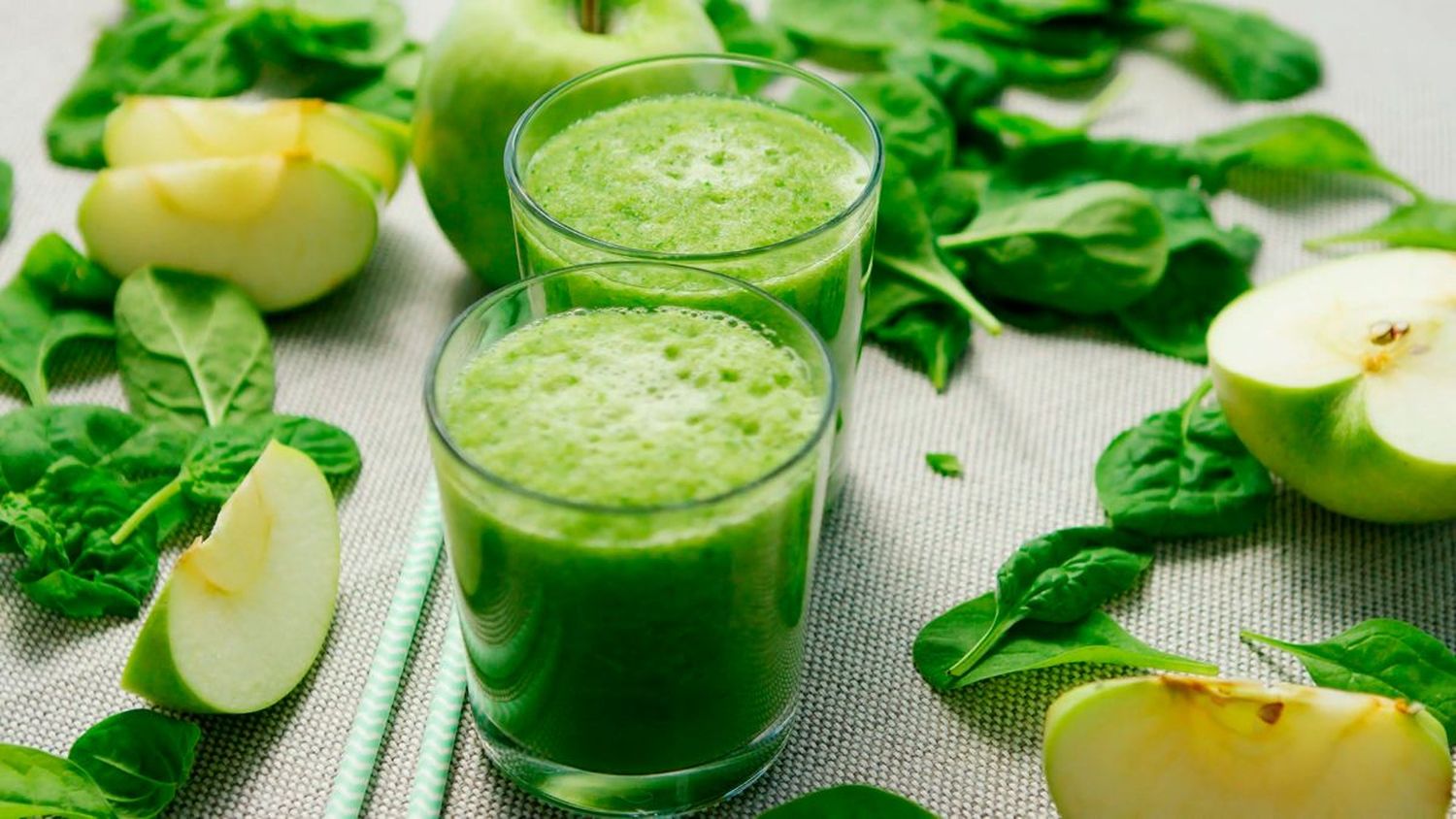 Prepara un jugo verde para desintoxicar el cuerpo y bajar la barriga (Video)