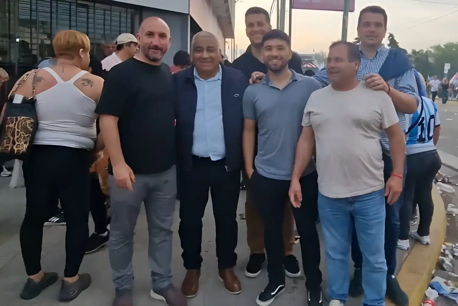 cecilio y delegación local en acto kicillo