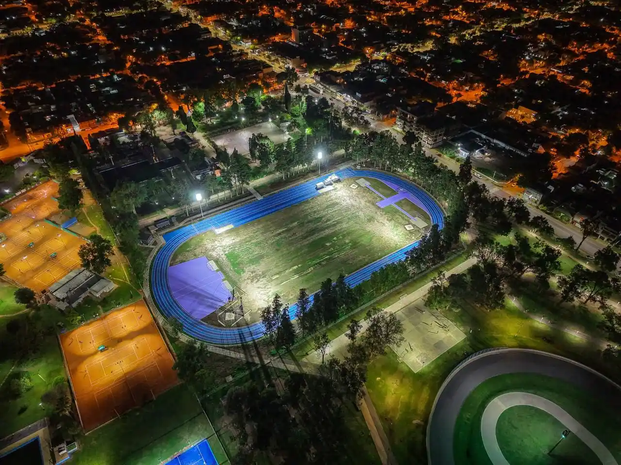 Con esta obra en el sur provincial se podrán apreciar destrezas olímpicas como los 100 metros con vallas y 100 llanos, salto en largo, salto en alto, salto con garrocha y lanzamientos. Foto: GSF