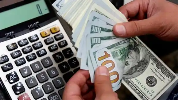 Fin del Impuesto País: ¿Conviene pagar en pesos o dólares los viajes al exterior?