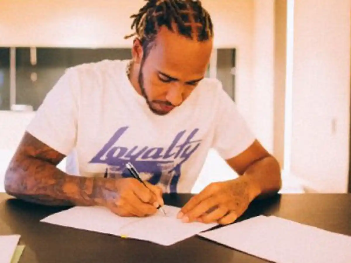 Hamilton renovó con Mercedes 