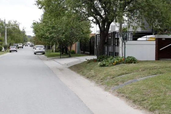 Un ladrón en moto atacó a una pareja y realizó un raid delictivo