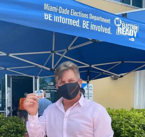 Víctor Cámara el día que ejerció su voto. Foto: Instagram