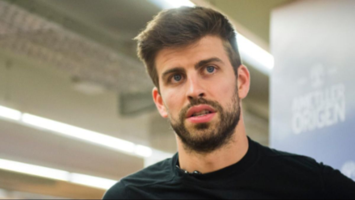 Piqué se ríe durante una canción que insulta a Shakira y desata controversia