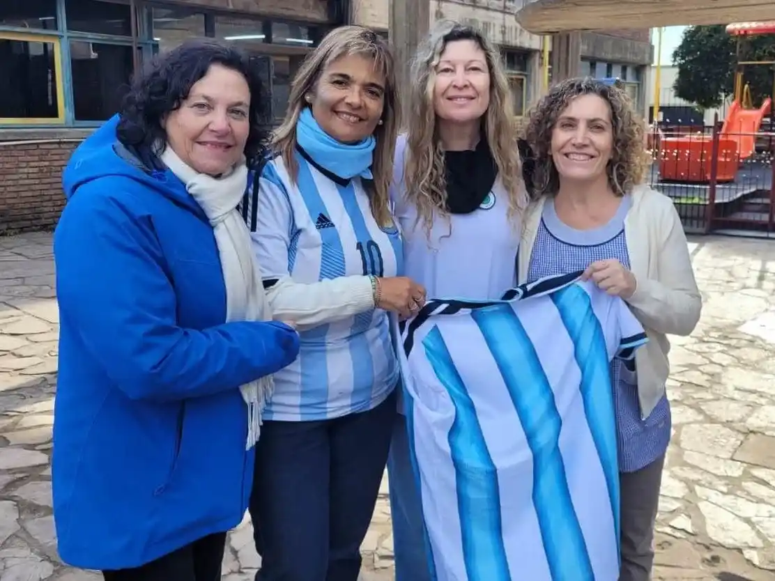 Abrazo Celeste y Blanco - 1