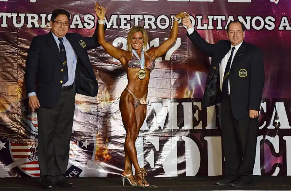 Reconocieron a la atleta marplatense de body fitness Analía Galeano