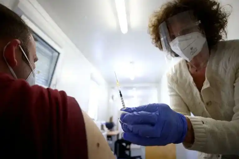La infección por Covid-19 es menos grave en personas que están totalmente vacunadas