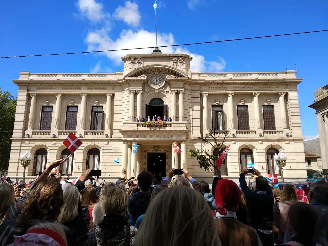 Margarita II en Tandil: visita al Monumento de Fugl, al templo danés y acto oficial
